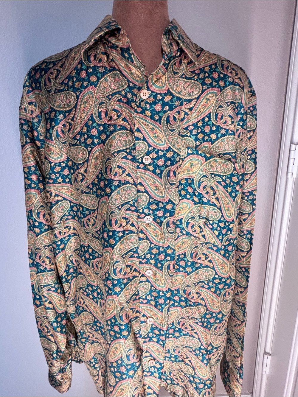 Vintage Men’s 100% Silk Zodiac Teal Paisley Button-Down Shirt. Gold/teal/pink
